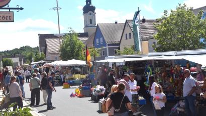 Bild: Ernst Frischholz
Die Flaniermeile Marktplatz war gesäumt von den Ständen der Fieranten.