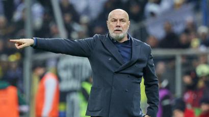 Bild: Armin Durgut/AP/dpa
Bosniens Nationaltrainer Barbarez hofft, dass sein Team die Vorrunde übersteht. (Archivbild)