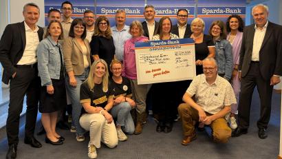 Bild: Sparda-Bank Ostbayern eG/Lena Nguyen
40 Jahre Filiale Weiden, 40.000 Euro für die Region: Dietmar Breu (r.), Patrick Ziegeler (l.) sowie Tanja Hochholzer (2. v.r., Vertriebsleiterin Filiale) bei der Übergabe an die Vertreterinnen und Vertreter der Spendenempfänger;