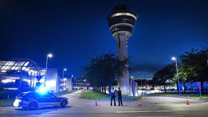 Bild: Sven Hoppe/dpa
Wegen Feueralarms wurde der Flughafen-Tower evakuiert.