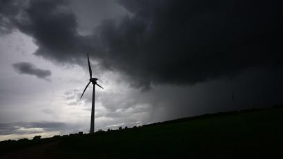 Symbolbild: Julian Stratenschulte/dpa
Dunkle Wolken schweben über dem geplanten Windkraftpark nahe Mehlmeisel. Dagegen regt sich nämlich Widerstand.