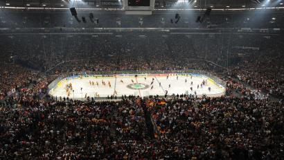 Bild: dpa
Wie 2010 soll auch 2027 das Eröffnungsspiel der Eishockey-Weltmeisterschaft in der Arena Auf Schalke  ausgetragen werden. (Archivbild)