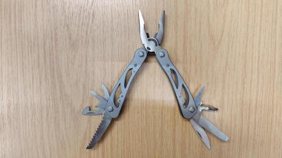 Symbolbild: Bundespolizei
Beamten fanden im Rucksack des mutmaßlichen Ladendiebes in Regensburg dieses Multitool.