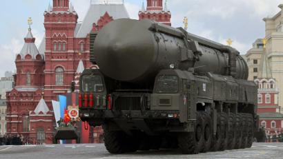 Bild: Yuri Kochetkov/epa/dpa
Russland zeigt in Sachen Atomwaffen die Muskeln: Hier rollt eine strategische Atomrakete vom Typ Topol-M bei einer Militärparade durch Moskau. (Archivbild)
