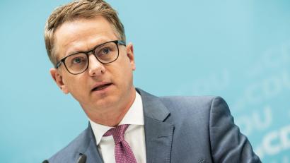 Bild: Michael Kappeler/dpa
Der CDU-Generalsekretär äußert sich nach den Gremiensitzungen seiner Partei zur Rentenkommission.