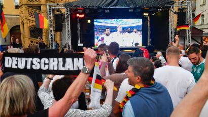 Archivbild: Petra Hartl
Public Viewing beim Amberger Altstadtfest am Marktplatz, bei der Fußball-Europameisterschaft 2024. Auch diesmal gibt's solche Gelegenheiten - auch wenn das nicht ganz einfach umzusetzen ist.