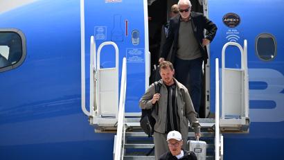 Bild: Federico Gambarini/dpa
Julian Nagelsmann und Rudi Völler verlassen das Flugzeug in Winston-Salem.