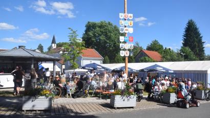 Bild: Ernst Frischholz
Der zentrale Platz der Etzenrichter Festmeile: Der Dorfplatz mit dem Zelt und dem Außenbereich lockte die Festgäste an.