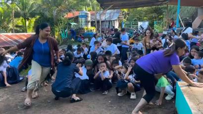 Bild: Uncredited/DepEd Mahayahay Elementary School via AP/dpa
Vielerorts war es der erste Schultag auf den Philippinen.