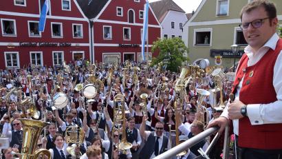 Bild: bö
Der Gemeinschaftschor von über 400 Musikern aus dem Nordbayerischen Musikbund war die Hommage für die Blaskapelle St. Ägidius zum 50-jährigen Bestehen. Die Leitung hatte Kreis-Dirigent Dr. Christian Bäuml, Schmidmühlen.