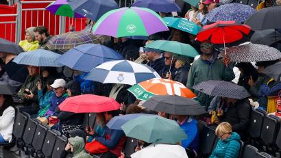 Bild: Alberto Pezzali/AP/dpa
Tennis im Regen: Bei der WTA-Tour in London schützen sich Zuschauer mit Schirmen gegen einen Schauer.