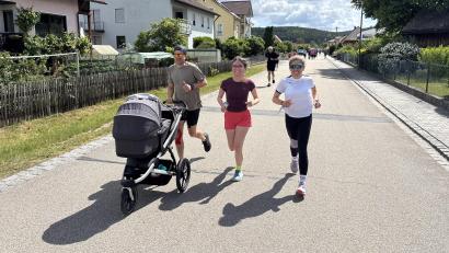 Bild: sbö
Mit dem Kinderwagen rennen? Beim Spendenlauf in Diendorf war das kein Problem. Auch Organisatorin Brigitte Frenzel (rechts) lief am Sonntag mit.