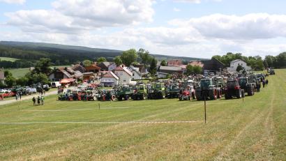 Bild: Bernhard Piegsa
90 Jahre Fahrzeuggeschichte auf einem Feld: Fast 230 Fahrzeuge versammelten sich am Ortsrand von Feilersdorf zum Oldtimertreffen.