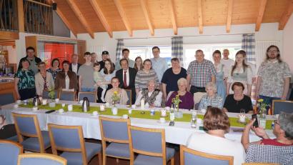 Bild: fvo
Zum 90. Geburtstag von Ernestine Beimler (sitzend, Zweite von links) im Albersriether Dorftreff ist die große Familie samt Gratulanten und Nachbarn zusammengekommen.