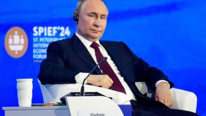 Bild: Alexander Zholobov/Pool Sputnik Kremlin/AP/dpa
Die Ukraine begehe derzeit „terroristische Verbrechen“, findet Kreml-Chef Wladimir Putin. (Archivbild)