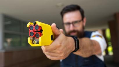 Bild: Pia Bayer/dpa
Taser statt Pistole? Die bayerische Polizei will das nun auch für den Einsatz auf Streife testen.