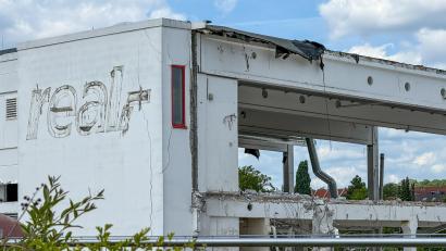 Bild: Petra Hartl
Nur das Logo erinnert noch daran, dass hier einmal die Amberger zum Einkaufen hingegangen sind – lange bevor es die anderen Großmärkte in der Stadt gab.