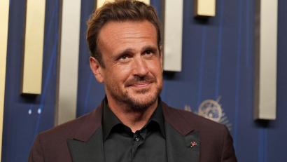 Bild: Jae C. Hong/Invision/AP/dpa
US-Schauspieler Jason Segel („How I Met Your Mother“) schwärmt von Kayla Radomski. (Archivbild)
