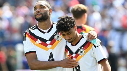 Bild: Federico Gambarini/dpa
Bald auch im Verein Teamkollegen: Jonathan Tah (links) und der offenbar vom FC Bayern umworbene Nathaniel Brown (rechts).