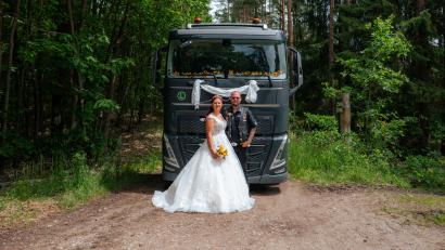 Bild: Hannes Stock
Braut Sabrina Schön heiratete ihren Franz in einem glitzernden langen Kleid mit weitem Rock. Der Bräutigam trug seine Motorrad-Kutte.