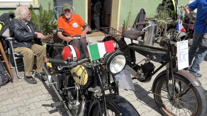 Bild: ge
Die beiden ältesten Teilnehmer Heiner Eisenbeiß (links) und Helge Siegner haben auch die ältesten Motorräder dabei – eines ist fast 100 Jahre alt, das andere extrem selten.