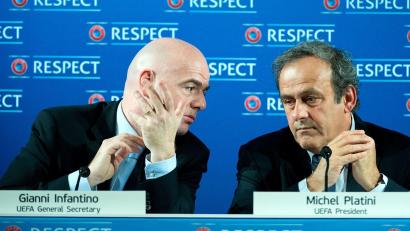 Bild: picture alliance / dpa
Inzwischen ziemlich beste Feinde: Michel Platini (r) und Gianni Infantino. (Archivbild)