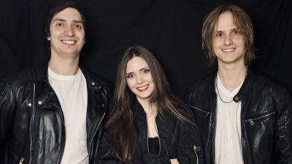 Bild: Jana Zinnbauer
Niklas (von links), Jana und Sven sind "Blue Dreams". Sie spielen am Samstag, 13. Juni, um 18 Uhr auf dem Schrannenplatz.