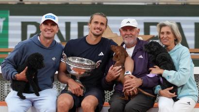 Bild: Christophe Ena/AP/dpa
French-Open-Champion Alexander Zverev ist als Hundefan bekannt - nun gehört noch ein Vierbeiner zur Familie.