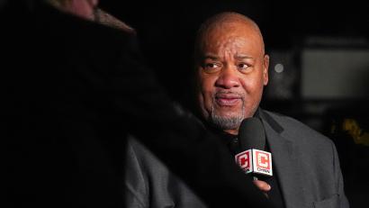 Bild: David Zalubowski/AP/dpa
Stacey King, ehemaliger US-amerikanischer Basketballspieler und Kommentator der Chicago Bulls, ist im Alter von 59 Jahren gestorben.