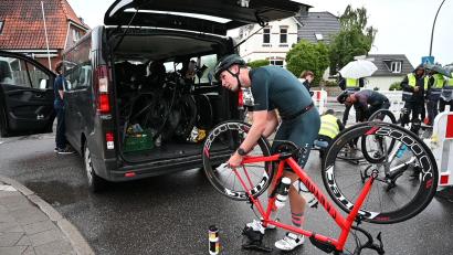 Bild: -/dpa
Fahrrad-Reparaturen beim Ironman in Hamburg.