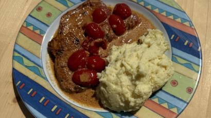 Bild: Ilse Hauer
Zu den Schmetterlingssteaks mit Tomaten-Sahne-Soße serviert Ilse Hauer Kartoffelpüree.