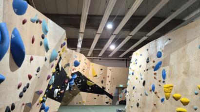 Bild: Chris Schubert
Die Boulderhalle „Trainspotting Amberg“ im Milchhofviertel an den Gleisen hat geöffnet und ist in Betrieb.