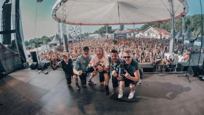 Bild: Troglauer
Die Troglauer (im Bild beim Auftritt im Vorjahr beim Woodstock der Blasmusik in Österreich) sind mit ihrem Song "Bierzelt Legende" in der Endauswahl für den Wiesnhit 2026. Die Online-Abstimmung läuft noch bis 28. Juni.