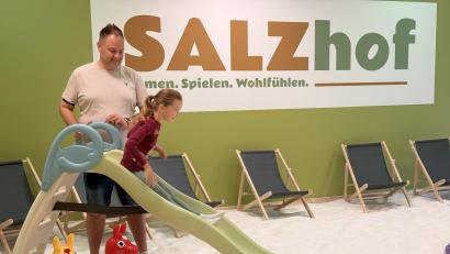 Bild: Gabi Schönberger
Der Salzraum ist bewusst familienfreundlich gestaltet: Betreiber Oliver Nitschke mit seiner Tochter Johanna, die das Spielangebot für die kleinen Besucher testet.