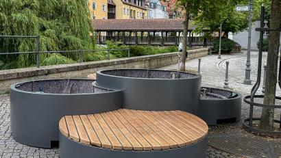 Bild: Stephan Huber
Die neuen Sitzgelegenheiten in der Mühlgasse neben der Vils in Amberg. Insgesamt sollen sieben davon entstehen.