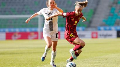 Bild: Ales Fevzer/dpa
Kräftig rotiert: Vivien Endemann (r) war eine von acht neuen Spielerinnen in der deutschen Startelf.