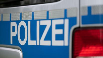Bild: Marijan Murat/dpa
Drei Polizeiautos wurden durch die Pflastersteine derart beschädigt, dass sie nicht mehr nutzbar waren. (Symbolbild)