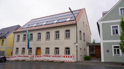 Bild: fvo
Das Gebäude Marktplatz 4 erstrahlt nach der Sanierung in neuem Glanz. Geblieben ist die alte Aufschrift „Gaststätte und Metzgerei Georg Striegl“.