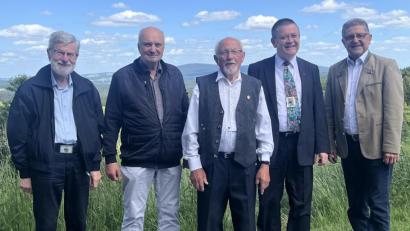 Bild: Gisela Kuhbandner
Dem Jubilar Richard Matt (Mitte) gratulierten (von links) Kirchenpfleger Manfred Prechtl, Diakon Franz Lautenacher, Pfarrer Ferdinand Weinberger und Bürgermeister Franz Tauber.