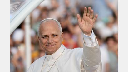 Bild: Bernat Armangue/AP/dpa
Papst Leo XIV. grüßt die rund 40.000 Teilnehmer einer Vigilie im Olympiastadion in Barcelona.