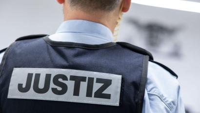 Symbolbild: Sebastian Gollnow/dpa
Ein 20-Jähriger ist vor dem Jugendschöffengericht Amberg zu 18 Monaten Haft auf Bewährung verurteilt worden. Er saß am Steuer, als er einen Unfall baute und sein Beifahrer ums Leben kam.