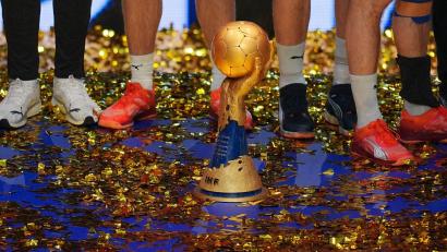 Bild: Soeren Stache/dpa
Um diesen Pokal geht es bei der Handball-WM in Deutschland. (Archivbild)