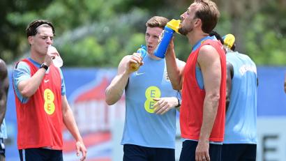 Bild: Jc Ruiz/PA Wire/dpa
Englands Nationalspieler um Harry Kane (r) während einer Trinkpause. (Archivbild)