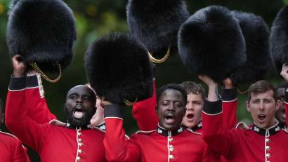 Bild: Jordan Pettitt/Pool PA/AP/dpa
Mitglieder der Grenadier Guards applaudieren König Karl III. während der Übergabe der neuen Regimentsfahnen im Buckingham Palace in London.