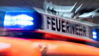 Bild: Marijan Murat/dpa
Die Feuerwehr und das Technische Hilfswerk waren mehrere Stunden damit beschäftigt, die brennenden Stroh- und Heuballen zu löschen. (Symbolbild)