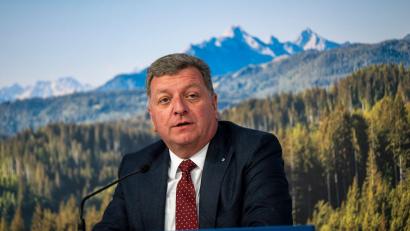 Bild: Peter Kneffel/dpa
Bayerns Bauminister Bernreiter will bürokratische Hürden beim Wohnungsbau abschaffen. (Archivbild)