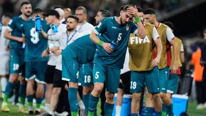 Bild: Fernando Llano/AP/dpa
Trinkpausen, wie hier beim irakischen Team, werden bei der WM ein gewohntes Bild sein.