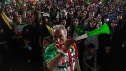 Bild: Vahid Salemi/AP/dpa
Iranische Fans bekommen nach Angaben des Nationalverbands keine Tickets für die WM-Spiele ihres Teams. (Archivbild)