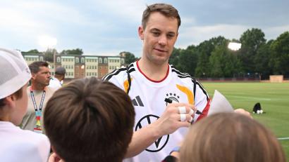 Bild: Federico Gambarini/dpa
Gefragt bei den Fans: Manuel Neuer ist endlich im Tesamtraining.