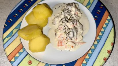 Bild: Ilse Hauer
Marinierte Heringe mit Pellkartoffeln sind ein weit verbreitetes Essen, für das es vielerlei Varianten gibt. Bei Ilse Hauer aus Obersdorf kommen neben den Fischstücken Apfel, Karotte, Zwiebel und Essiggurken in die Sauce.